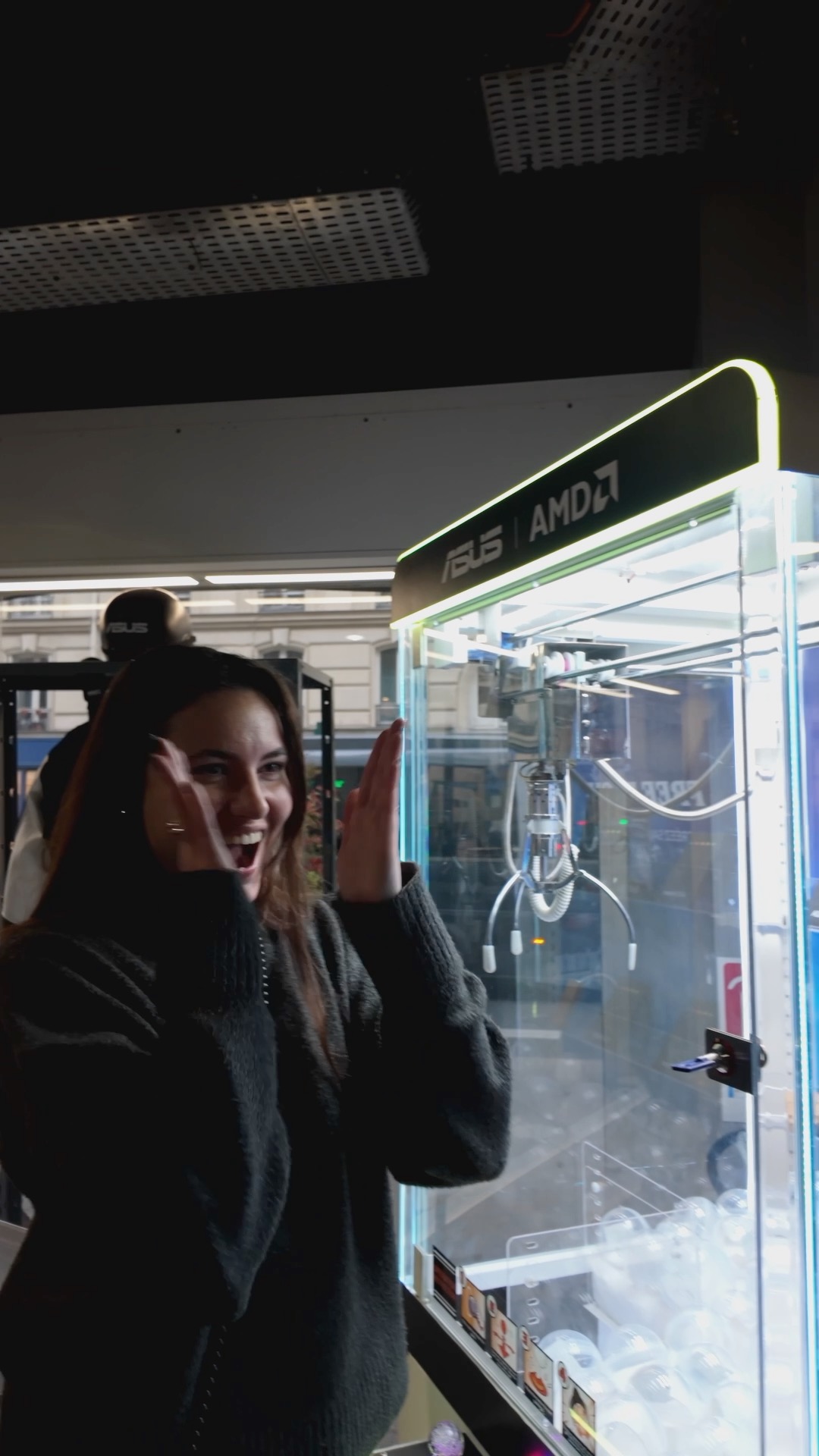 Une personne devant une machine à grapin