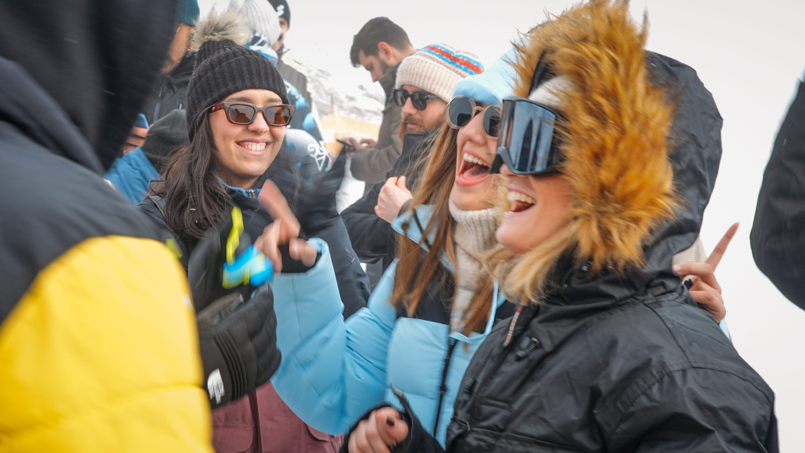 un goupe de personnes en train de sourire en vêtements de ski