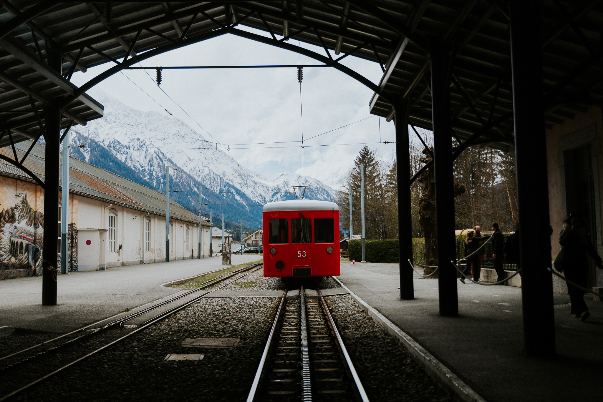 Train rouge en gare de montagne, tendance du voyage incentive nature