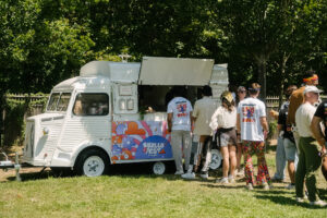 des gens faisant la queue devant un foodtruck