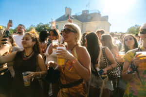 des spectatrices devant une scène de festival