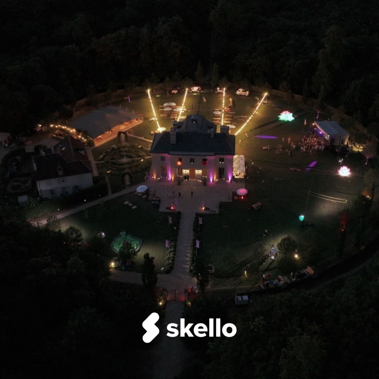 un pavillon éclairé vu du ciel avec des lumières de festival